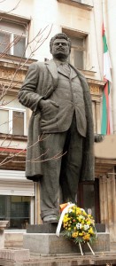 СН. Паметникът на Александър Стамболийски пред Съюзния дом в София